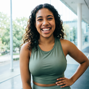 采用3D动漫风格，8k画质，画面中展现出一位漂亮温柔的真人女孩。人物外形方面，她拥有修长的双手和白皙的双腿，整体身材纤细，动作上去，她双脚叉开，成亚洲蹲姿势，双手举到头上比耶，服饰上上半身衣物为空白，仅用双马尾头发为遮挡